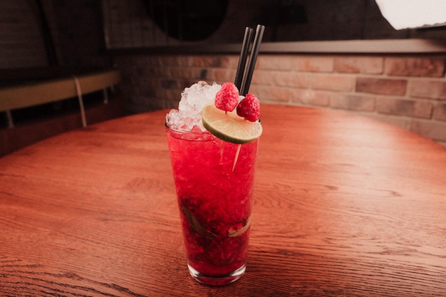 Alcoholcocktaildrank op tafel in restaurant