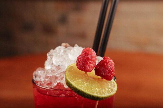 Alcoholcocktaildrank op tafel in restaurant