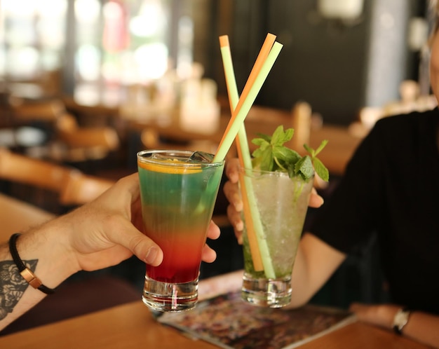 Alcoholcocktaildrank op tafel in restaurant