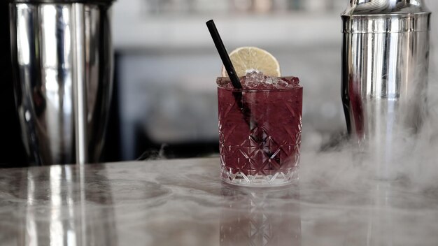 Alcoholcocktaildrank op tafel in restaurant