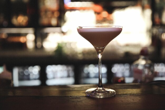 Alcoholcocktaildrank op tafel in restaurant