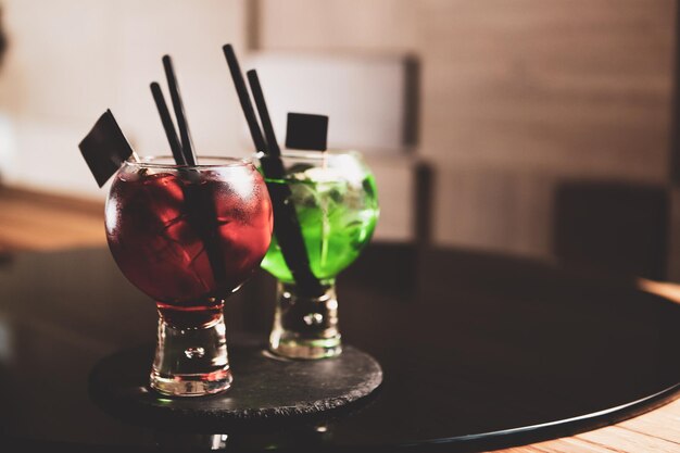 Alcoholcocktaildrank op tafel in restaurant