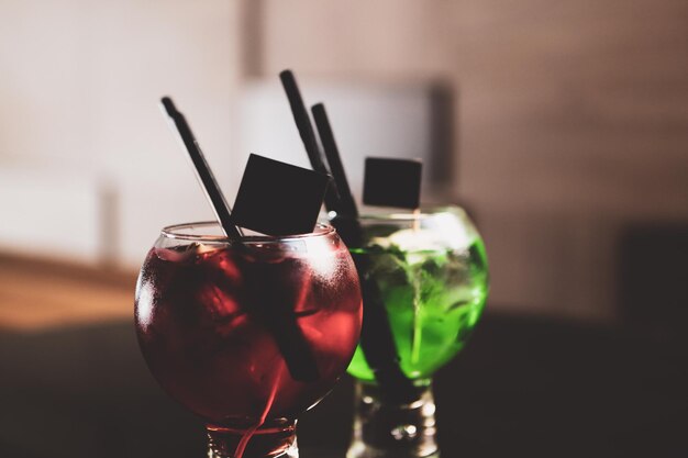 Alcoholcocktaildrank op tafel in restaurant