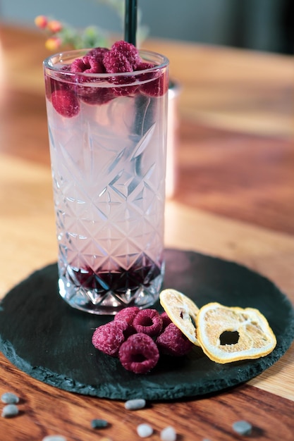 Alcoholcocktaildrank op tafel in restaurant