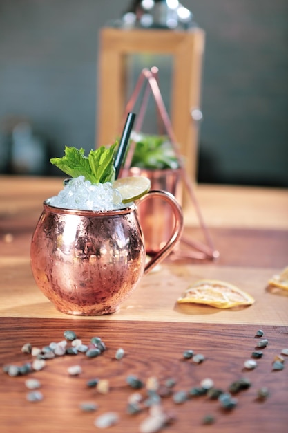 Alcoholcocktaildrank op tafel in restaurant