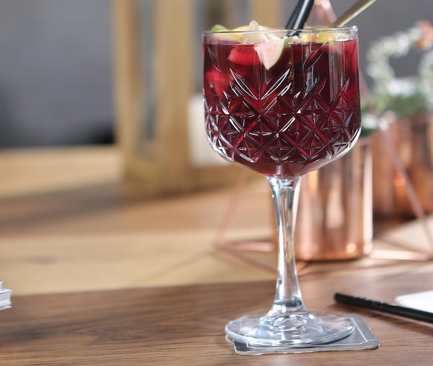 Alcoholcocktaildrank op tafel in restaurant