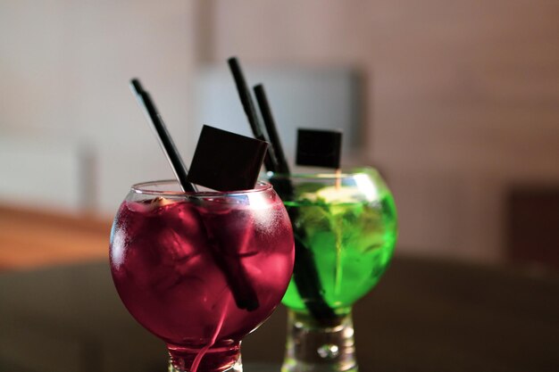 Alcoholcocktaildrank op tafel in restaurant