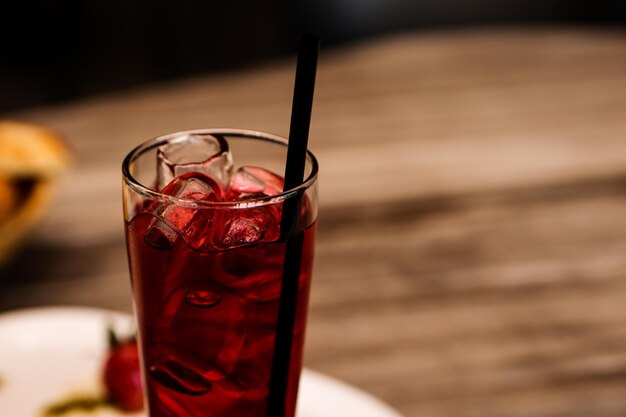 Alcoholcocktaildrank op tafel in restaurant