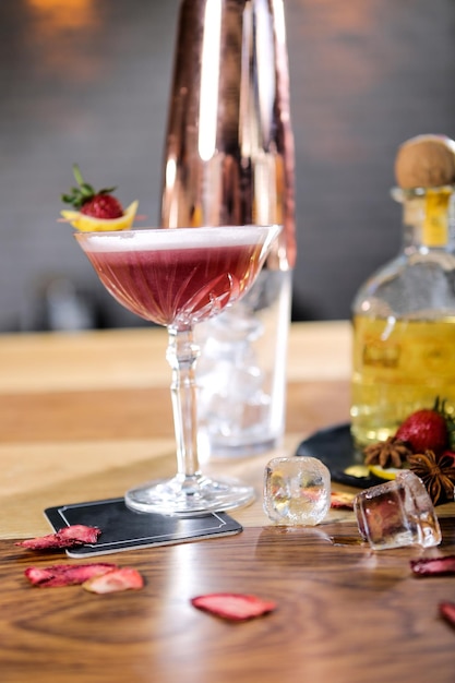 Alcoholcocktaildrank op tafel in restaurant