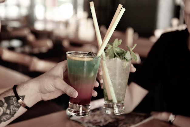 Alcoholcocktaildrank op tafel in restaurant