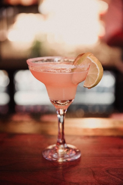 Alcoholcocktaildrank op tafel in restaurant