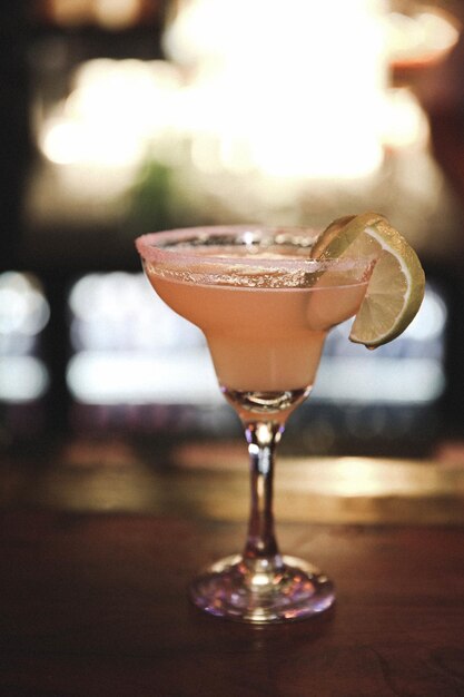 Alcoholcocktaildrank op tafel in restaurant