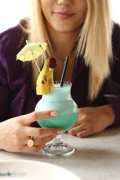 Alcoholcocktaildrank op tafel in restaurant