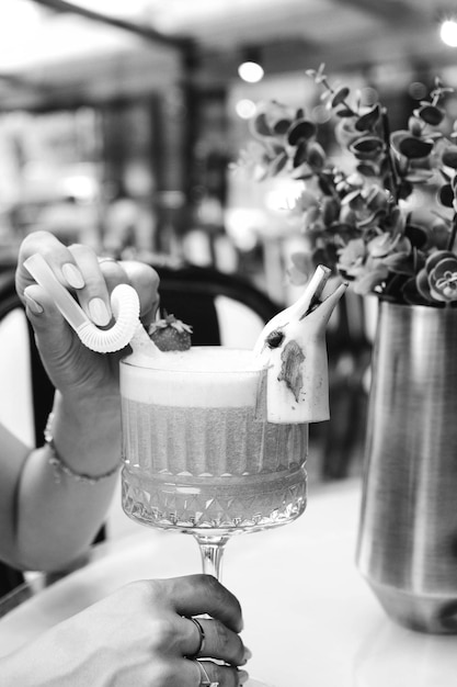 Alcoholcocktaildrank op tafel in restaurant