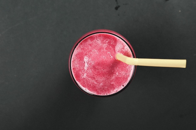 Alcoholcocktaildrank op tafel in restaurant