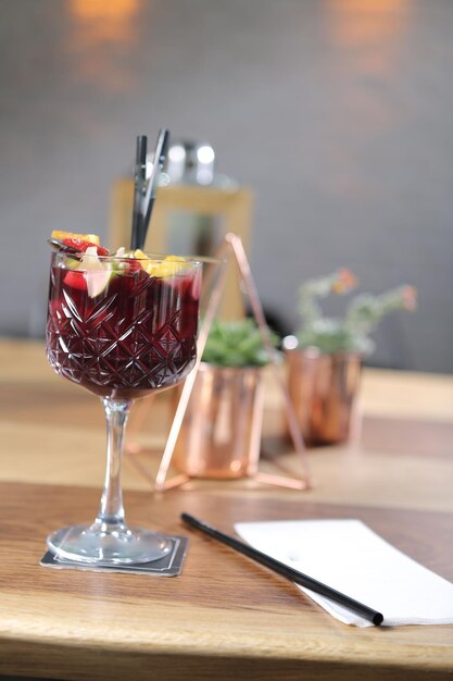 Alcoholcocktaildrank op tafel in restaurant