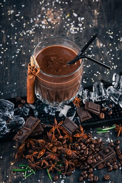 Cocktail alcolico rum al cioccolato sulla barra di sfondo nero