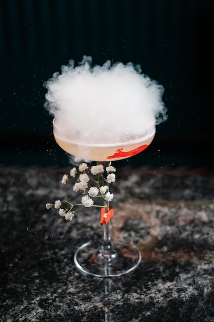 Фото Алкогольный коктейль, украшенный цветочной концепцией меню бара