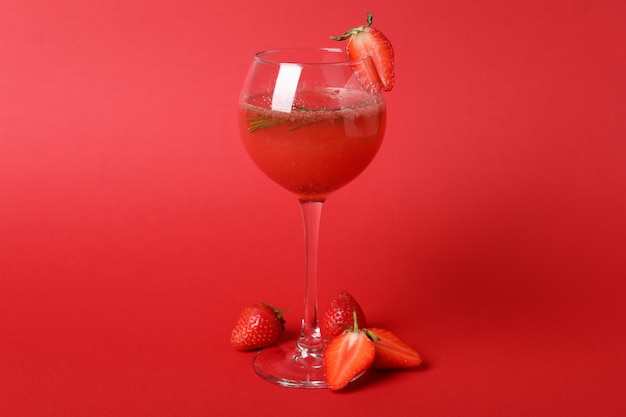 Алкогольный коктейль Россини и ингредиенты на красном фоне