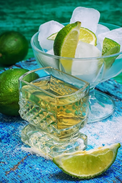 Cocktail alcolico con aggiunte di lime