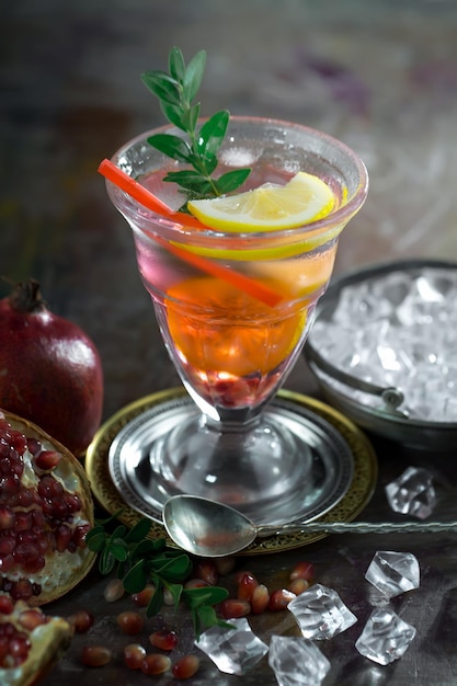 フルーツと氷のアルコールカクテル
