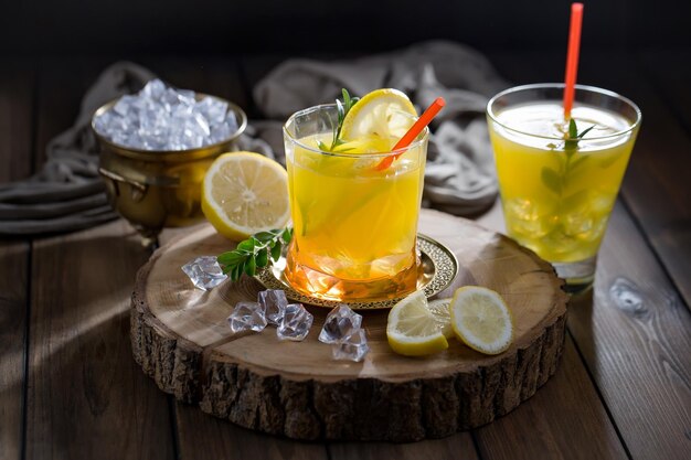 フルーツと氷のアルコールカクテル