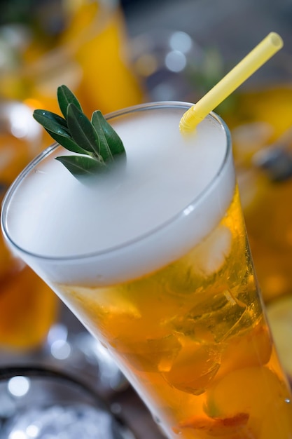 Алкогольный коктейль с фруктами и льдом
