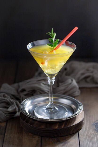 Cocktail alcolico con frutta e ghiaccio