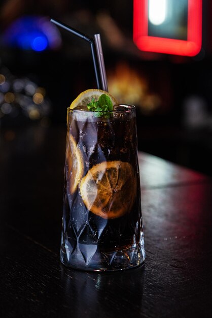 Алкогольный коктейль с ледяным баром