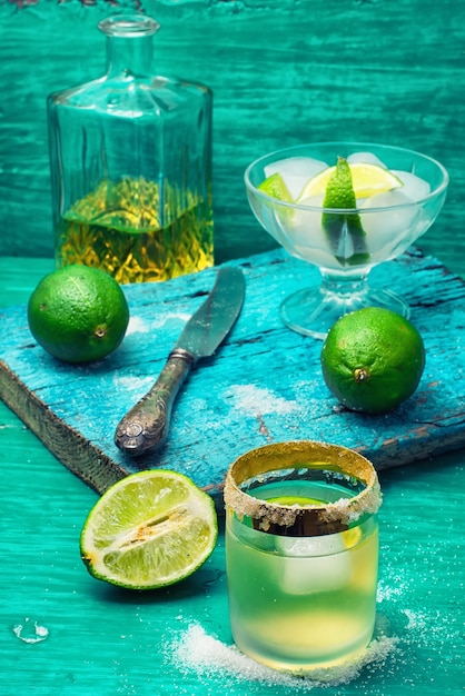 Alcoholic cocktail with lime