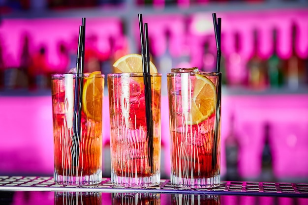 Алкогольные коктейли, украшенные ломтиками лимона в баре