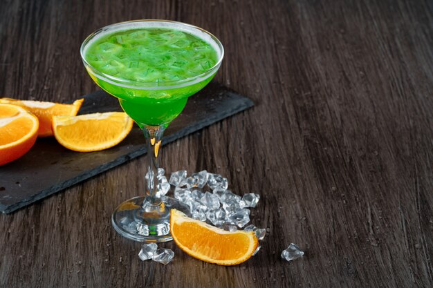 Alcoholic coktail served with orange slice close up