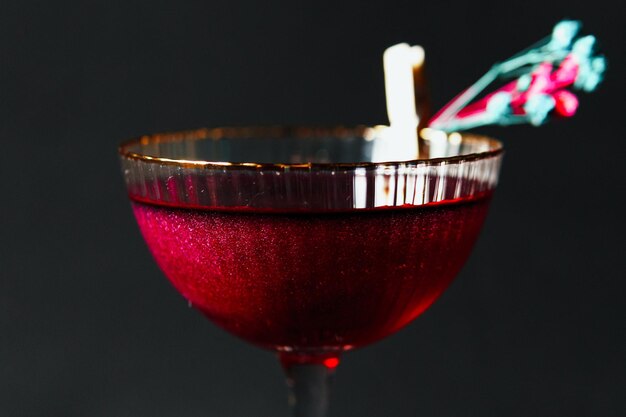 Photo alcoholic drink a cocktail with elite alcohol on dark black background
