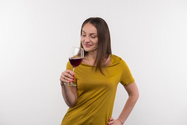 Алкогольный напиток. Радостная милая женщина пьет вино в отличном настроении