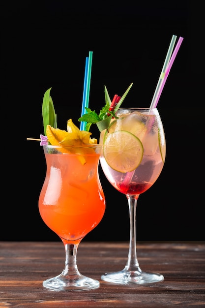 Алкогольные и безалкогольные коктейли на деревянный стол. Летние холодные напитки