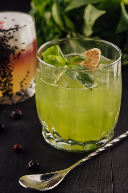 Alcoholische cocktail basilicum smash met groene basilicum