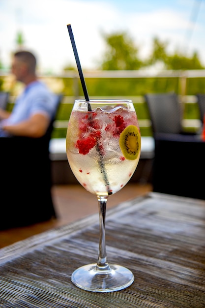 Alcoholische cocktail in het restaurant op het terras