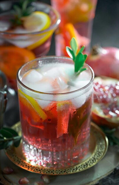 Alcoholische cocktail met fruit en ijs