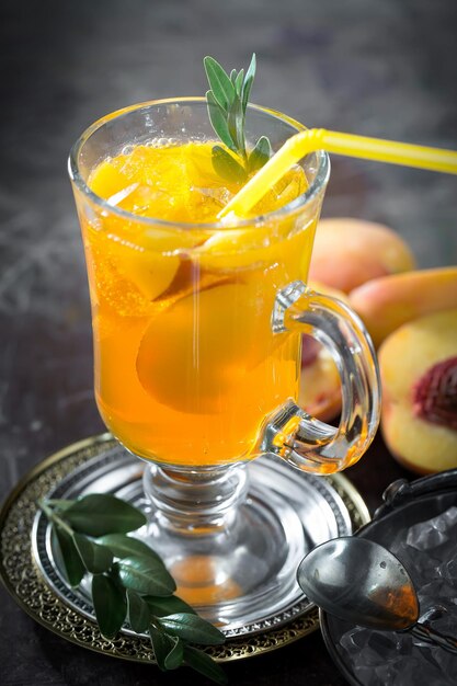 Alcoholische cocktail met fruit en ijs