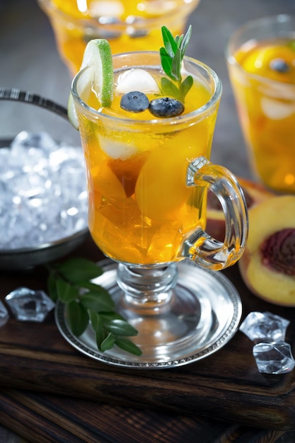 Alcoholische cocktail met fruit en ijs