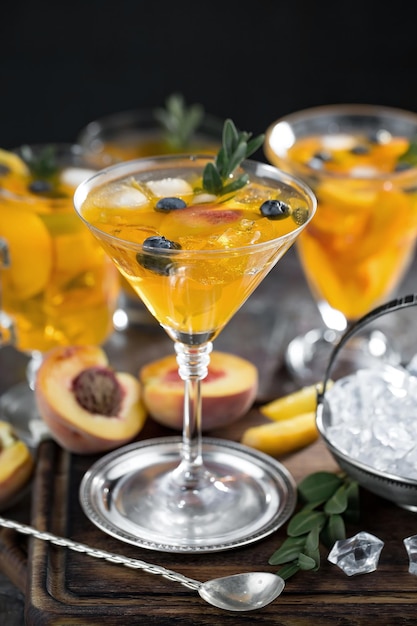 Alcoholische cocktail met fruit en ijs