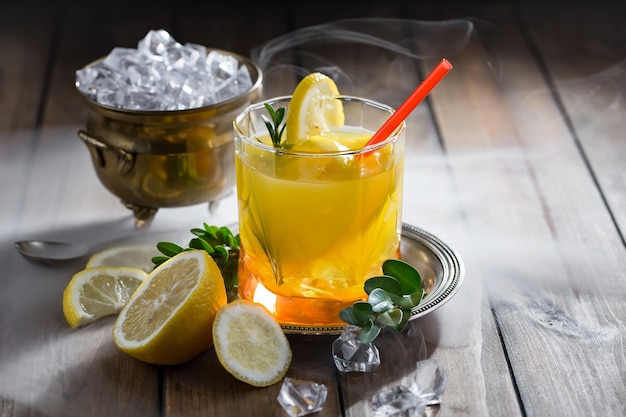 Alcoholische cocktail met fruit en ijs