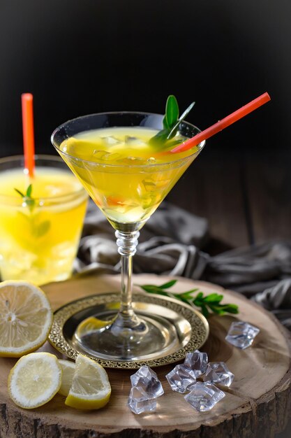 Alcoholische cocktail met fruit en ijs