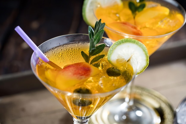 Alcoholische cocktail met fruit en ijs