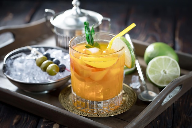 Alcoholische cocktail met fruit en ijs