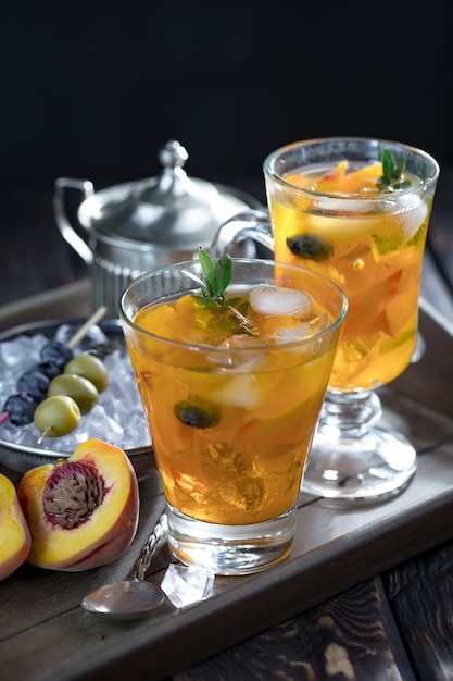 Alcoholische cocktail met fruit en ijs