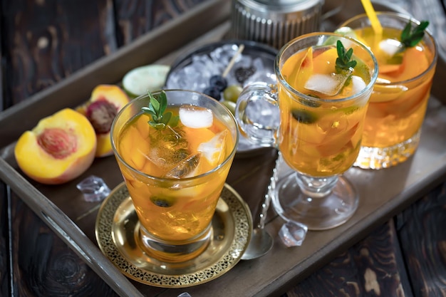 Foto alcoholische cocktail met fruit en ijs