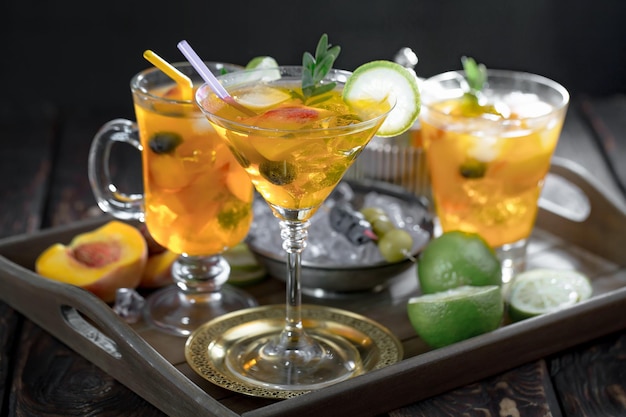 Alcoholische cocktail met fruit en ijs
