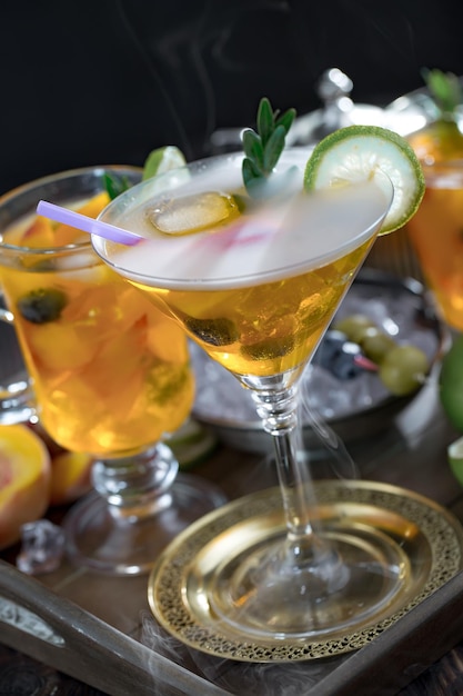 Alcoholische cocktail met fruit en ijs