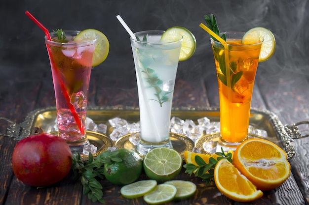 Alcoholische cocktail met fruit en ijs